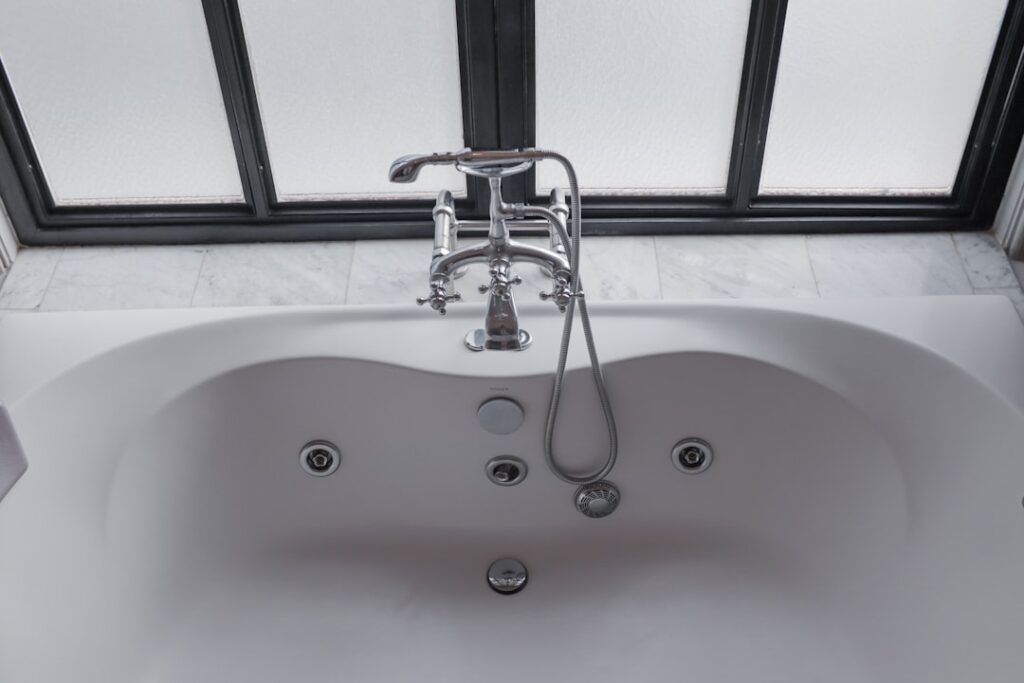 bathtub drain leaks when closed